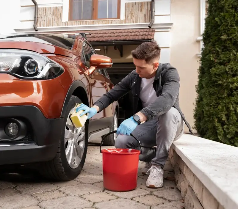 Lavage auto à domicile Roquetaillade-et-Conilhac : professionnel intervenant sur un véhicule